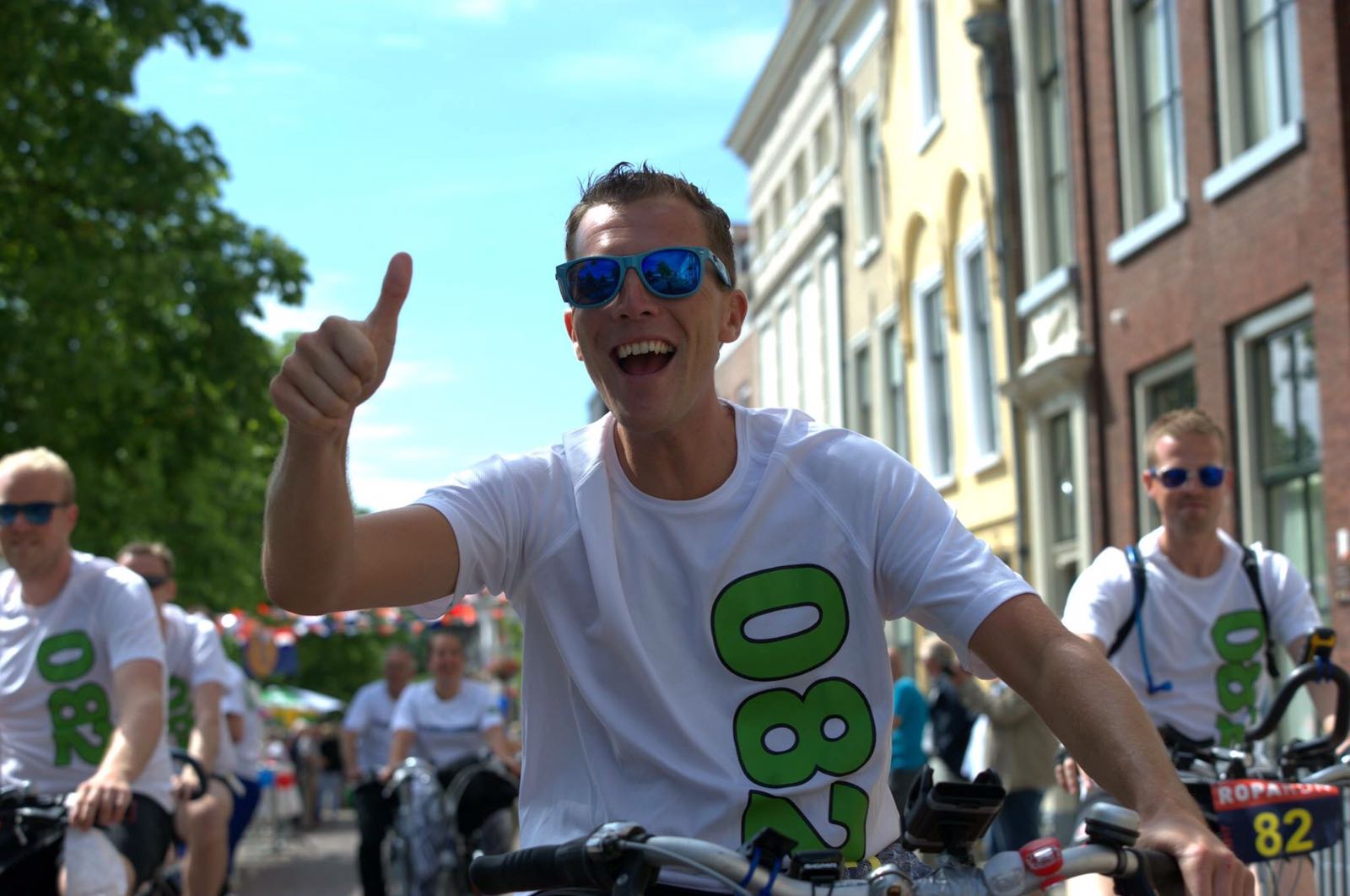 een klein groepje van de harde werkers